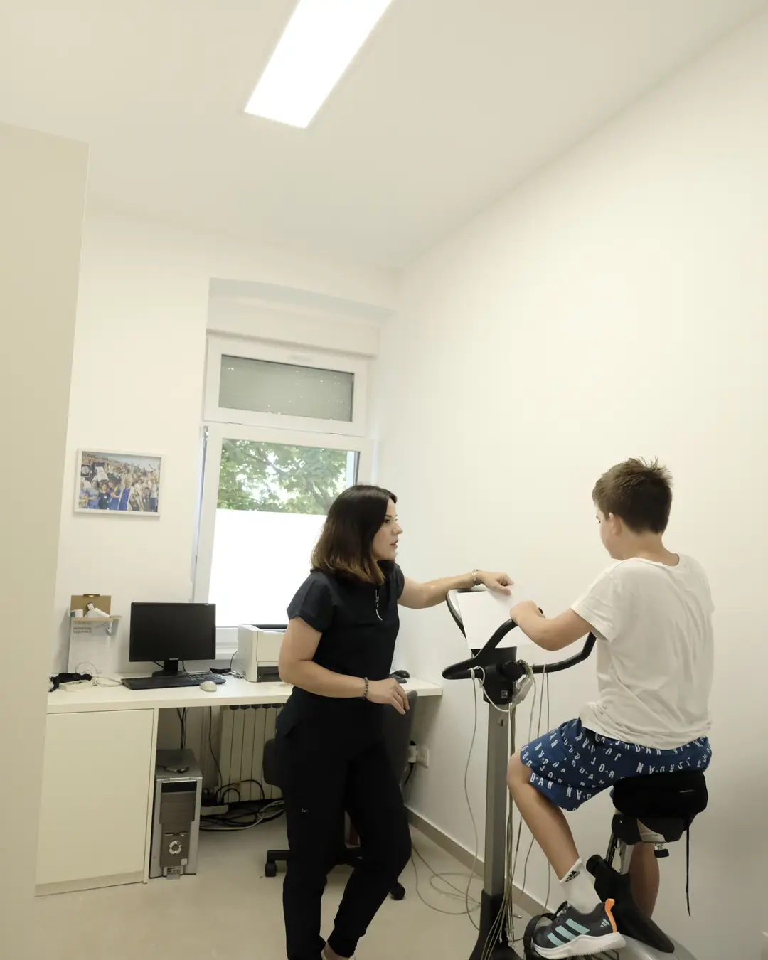 dr. Dubravka Vujeva Matuško uz dijete na ergometru