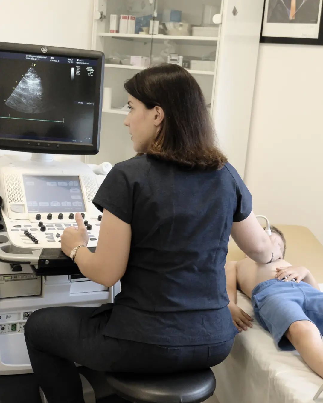 dr. Dubravka Vujeva Matuško radi ultrazvuk srca djetetu