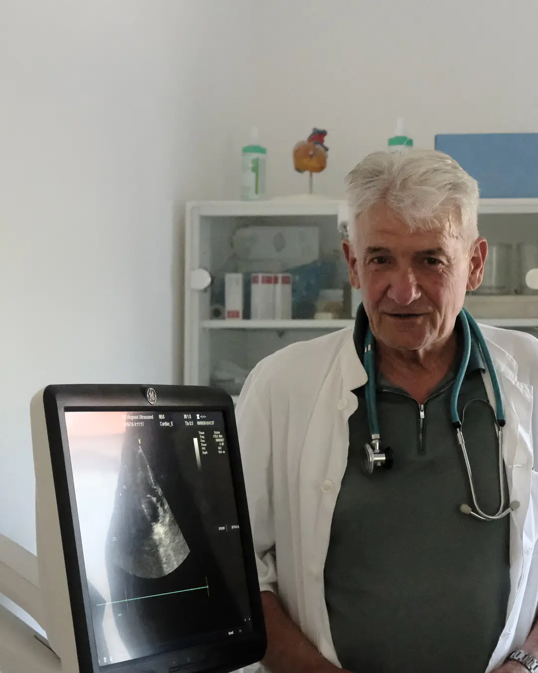 dr. Božo Vujeva uz ultrazvučni uređaj u kardiološkoj ordinaciji