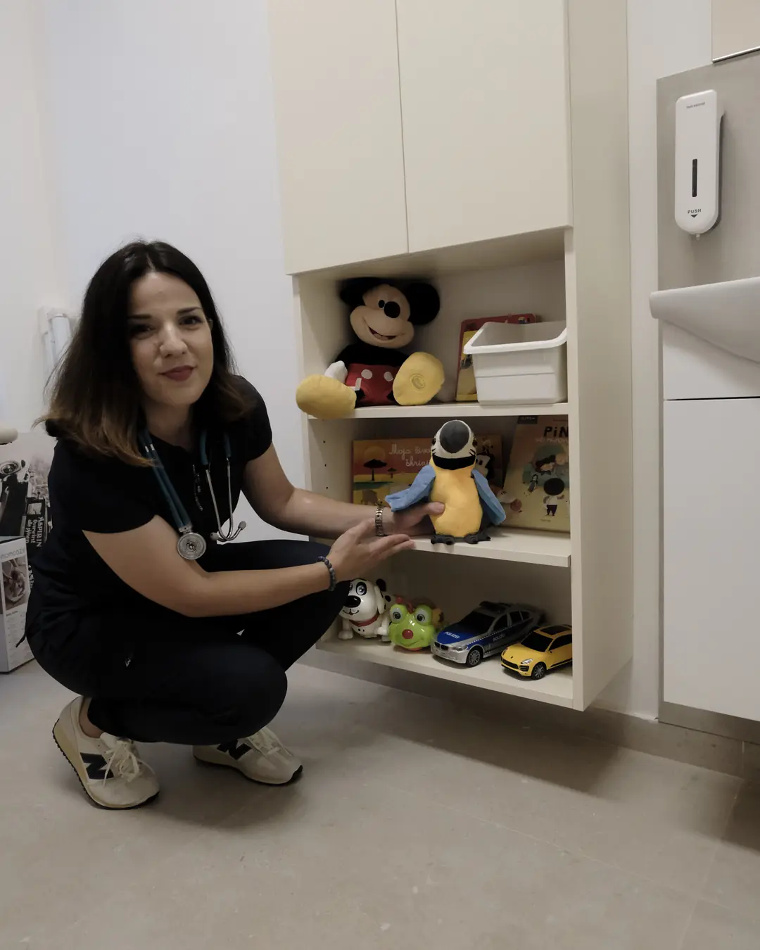 dr. Dubravka Vujeva Matuško uz police s igračkama u pedijatrijskoj ordinaciji